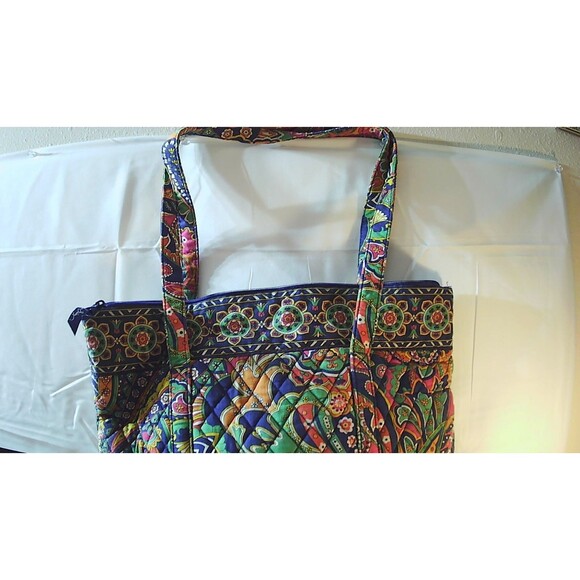 VERA BRADLEY "GET CARRIED AWAY TOTE" Petal Paisley RETIRED - Picture 10 of 10